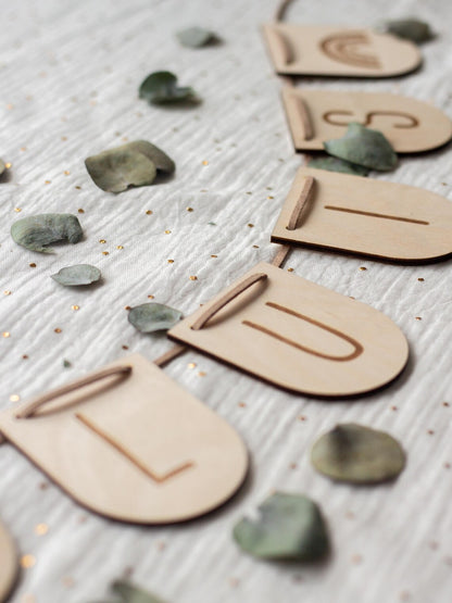 Personalisierte Girlande aus Holz