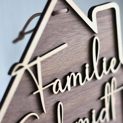 Personalisiertes Holzschild mit Familienname in Hausform