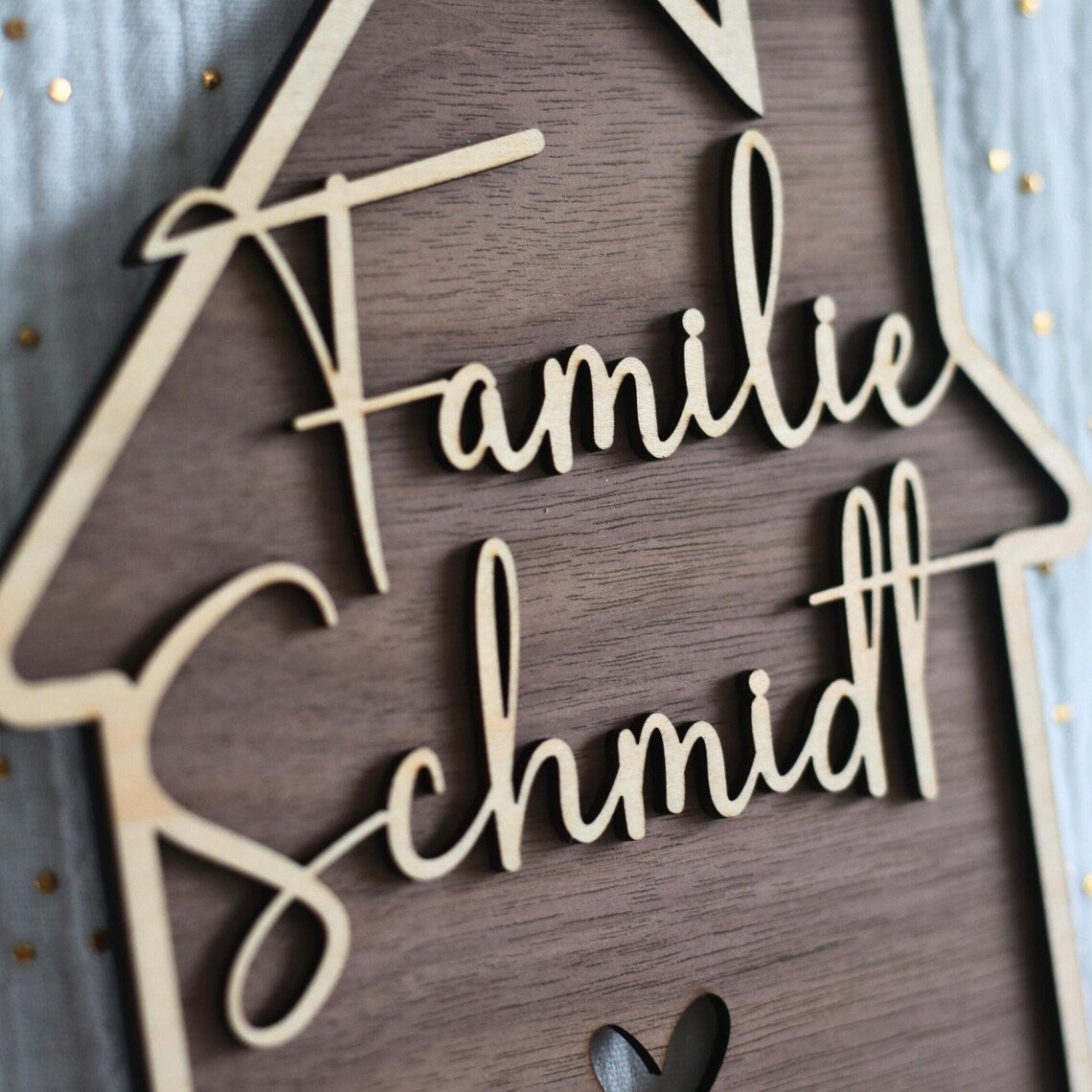 Personalisiertes Holzschild mit Familienname in Hausform