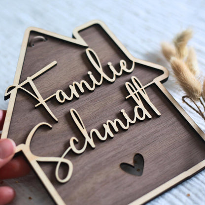 Personalisiertes Holzschild mit Familienname in Hausform