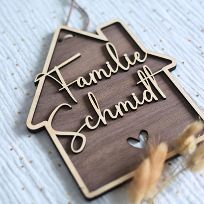 Personalisiertes Holzschild mit Familienname in Hausform