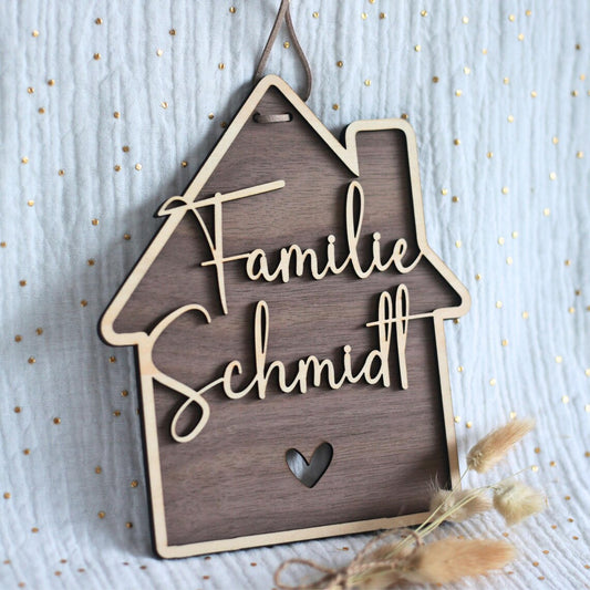 Personalisiertes Holzschild mit Familienname in Hausform