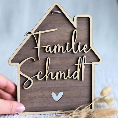 Personalisiertes Holzschild mit Familienname in Hausform
