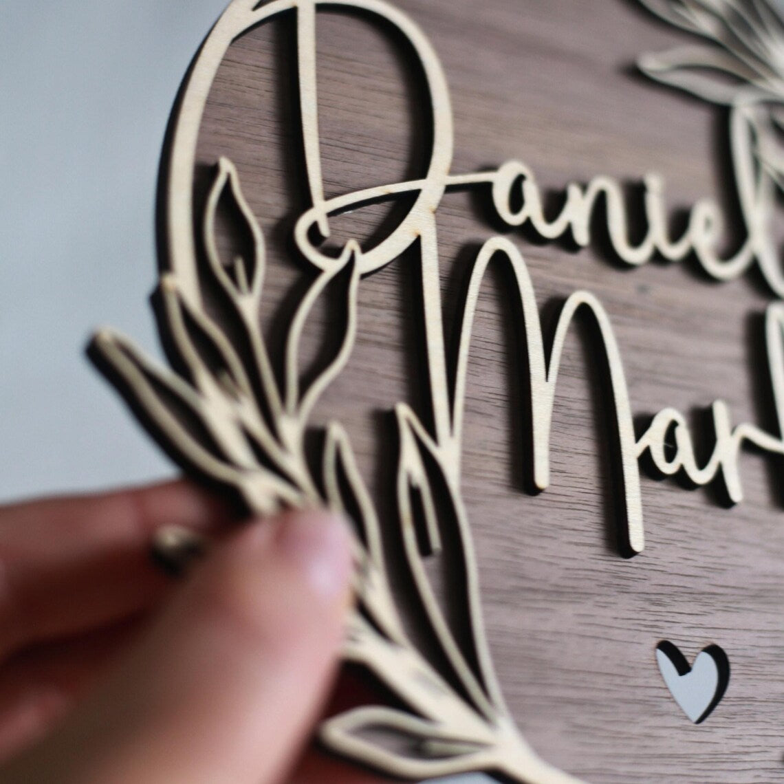 Personalisiertes Holzschild mit zwei Namen und Datum