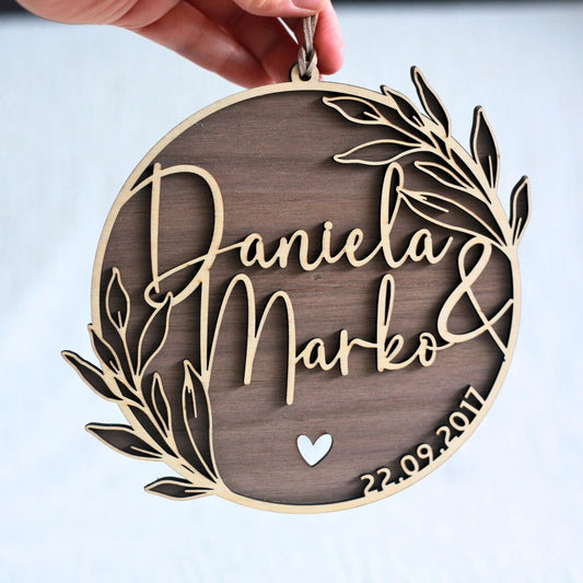 Personalisiertes Holzschild mit zwei Namen und Datum