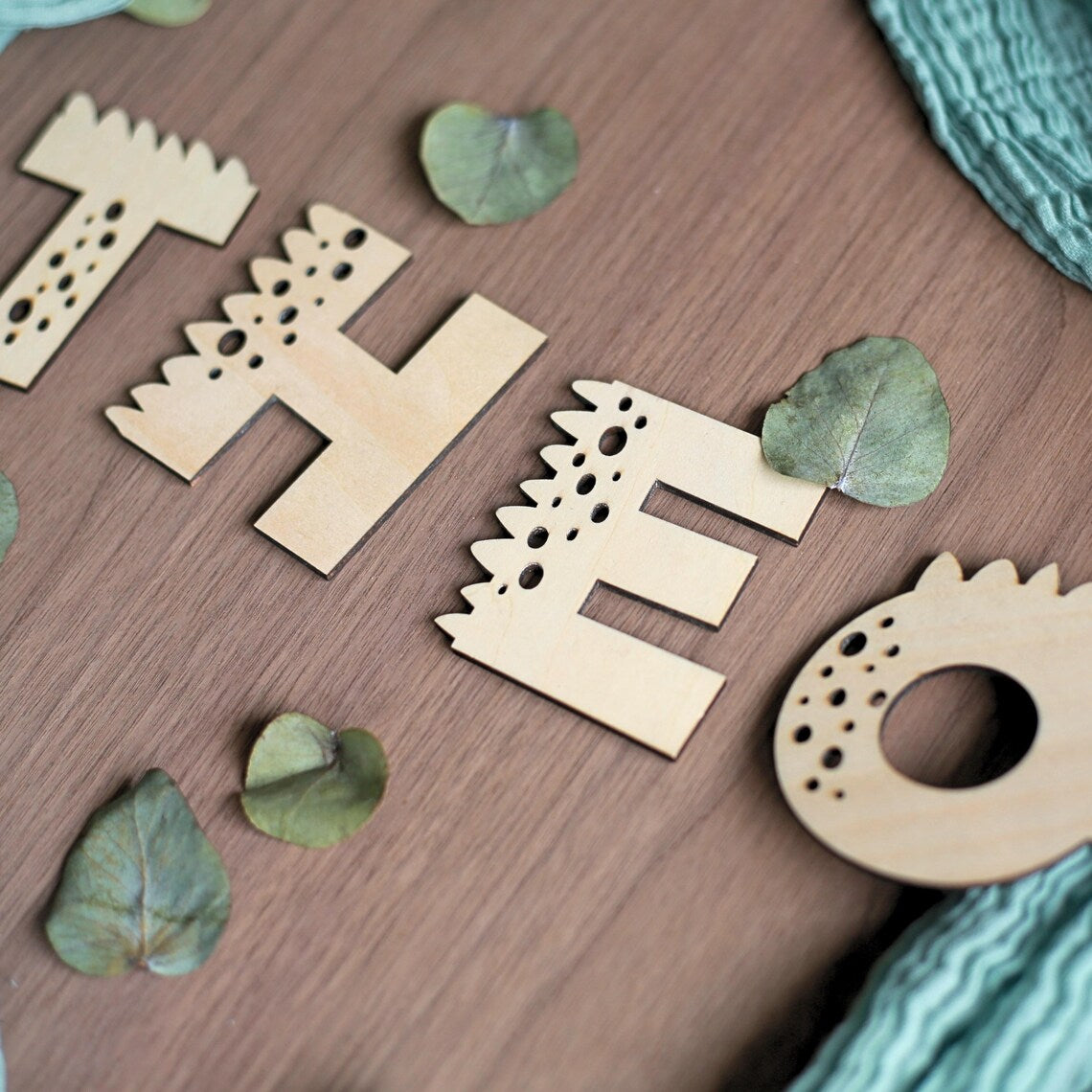 Holzbuchstaben im Dino-Design