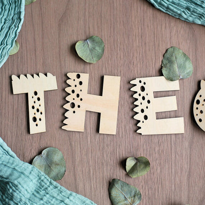 Holzbuchstaben im Dino-Design