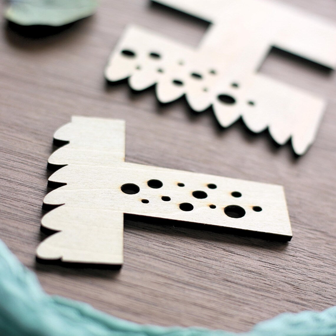 Holzbuchstaben im Dino-Design